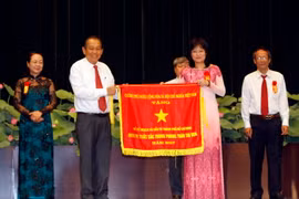 Phó Thủ tướng Thường trực Chính phủ Trương Hòa Bình tặng Cờ thi đua cho đại diện Sở Kế hoạch và Đầu tư Thành phố. (Ảnh:Hoàng Hải/TTXVN)
