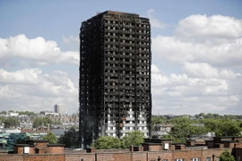 Tòa chung cư Grenfell Tower ở London bị thiêu rụi sau hỏa hoạn ngày 15/6/2017. (Nguồn: AFP/TTXVN)