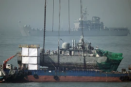 Trục vớt tàu chiến Cheonan của hải quân Hàn Quốc. (Nguồn: Reuters)