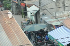 Công an phong tỏa hiện trường vụ án mạng. (Ảnh: Thành Chung/TTXVN)