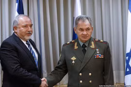 Bộ trưởng Quốc phòng Israel Avigdor Lieberman và người đồng cấp Nga Sergei Shoigu. (Nguồn: TASS)