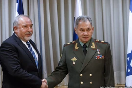 Bộ trưởng Quốc phòng Israel Avigdor Lieberman và người đồng cấp Nga Sergei Shoigu. (Nguồn: TASS)