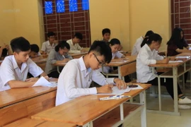 Thí sinh làm bài thi Ngữ Văn tại hội đồng thi trung học phổ thông Hà Huy Tập, thành phố Vinh. (Ảnh: Bích Huệ/TTXVN)