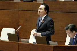 Bộ trưởng Bộ Giáo dục và Đào tạo Phùng Xuân Nhạ trả lời chất vấn các đại biểu Quốc hội. (Ảnh: Văn Điệp/TTXVN)