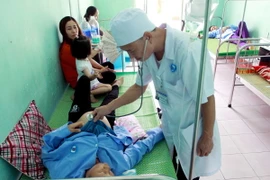 Bác sỹ thăm khám cho các bệnh nhân bị ngộ độc.(Ảnh: Thế Duyệt/TTXVN)