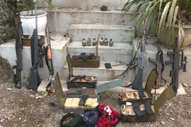 Số vũ khí lực lượng Công an thu giữ được tại nhà đối tượng Nguyễn Thanh Tuân. (Nguồn: TTXVN phát)