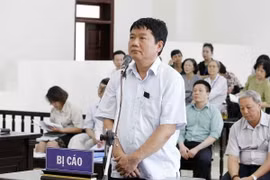 Bị cáo Đinh La Thăng, nguyên Chủ tịch Hội đồng Quản trị/Hội đồng Thành viên PVN trả lời trước Hội đồng xét xử. (Ảnh: Văn Điệp/TTXVN)