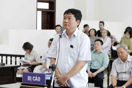 Bị cáo Đinh La Thăng, nguyên Chủ tịch Hội đồng Quản trị/Hội đồng Thành viên PVN trả lời trước Hội đồng xét xử. (Ảnh: Văn Điệp/TTXVN)