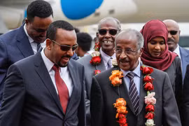 Thủ tướng Ethiopia Abiy Ahmed (trái) tại lễ đón đoàn quan chức Eritrea do Ngoại trưởng Osman Salah (phải) dẫn đầu ở Addis Ababa ngày 26/6. (Nguồn: AFP/TTXVN)