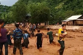 Bộ đội, công an tăng cường xuống địa bàn giúp bà con huyện Mường Lát khắc phục thiệt hại do mưa lũ gây ra. (Nguồn: TTXVN phát)