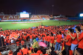 Hàng nghìn ngườitheo dõi, cổ vũ cho Olympic Việt Nam trên sân Lạch Tray (Hải Phòng). Ảnh minh họa. (Ảnh: An Đăng/TTXVN)