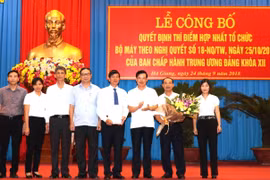 Ông Triệu Tài Vinh, Ủy viên Trung ương Đảng, Bí thư Tỉnh ủy Hà Giang tặng hoa chúc mừng lãnh đạo các đơn vị mới sau hợp nhất. (Ảnh: Minh Tâm/Vietnam+)