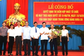 Ông Triệu Tài Vinh, Ủy viên Trung ương Đảng, Bí thư Tỉnh ủy Hà Giang tặng hoa chúc mừng lãnh đạo các đơn vị mới sau hợp nhất. (Ảnh: Minh Tâm/Vietnam+)