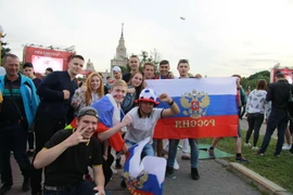 Cổ động viên Nga ăn mừng chiến thắng của đội nhà. (Ảnh: Dương Trí/TTXVN)