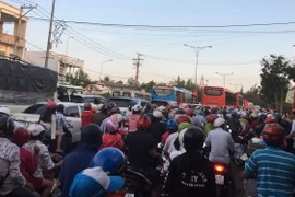 Nhiều đoạn đường hướng về Thành phố Hồ Chí Minh bị ùn tắc kéo dài. (Ảnh: Nam Thái/TTXVN)