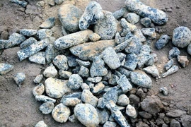 Những viên đá đen được khai thác nằm sâu dưới lòng đất. (Ảnh: Thế Lập/TTXVN)