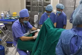 Bệnh nhân trong phòng mổ cấp cứu. (Nguồn: benhvienhungvuong.vn)