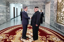 Tổng thống Hàn Quốc Moon Jae-in và nhà lãnh đạo Triều Tiên Kim Jong-un bất ngờ có cuộc họp tại làng đình chiến Panmunjom thuộc Khu phi quân sự liên Triều. (Nguồn: THX/TTXVN)