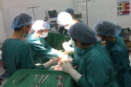 Bác sỹ Trung tâm y tế huyện Nhơn Trạch tiến hành phẫu thuật cứu sống cho bệnh nhân. (Ảnh: TTXVN/Vietnam+)