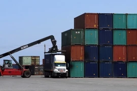 Bốc xếp vận chuyển hàng Container thông qua cảng Đà Nẵng. (Ảnh: Trần Lê Lâm/TTXVN)