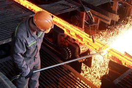Sản xuất phôi thép tại nhà máy luyện thép. (Ảnh: Quân Trang/TTXVN)