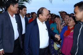Chiều 18/1/2018, Thủ tướng Nguyễn Xuân Phúc đến thăm, tặng quà cho người nghèo thành phố Tuy Hòa. (Ảnh: Thống Nhất/TTXVN)