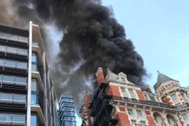 Khói đen bốc lên từ hiện trường vụ cháy khách sạn Mandarin Oriental. (Nguồn: THX/TTXVN)