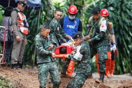 Lực lượng cứu hộ làm nhiệm vụ tại khu vực hang động Tham Luang ở Chiang Rai, Thai Lan ngày 30/6. (Nguồn: EFE-EPA/ TTXVN)