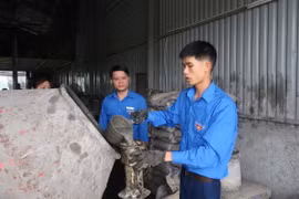 Anh Lương Viết Toàn tại cơ sở sản xuất hàng rào bêtông ly tâm. (Ảnh: Hiền Anh/TTXVN)