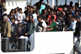 Ảnh tư liệu: Người di cư trên tàu Diciotti tại cảng Sicily, Italy ngày 13/6. (Nguồn: AFP/TTXVN)