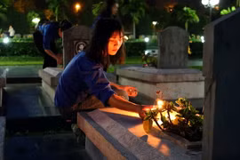 Đoàn viên thanh niên thắp hương tưởng nhớ các anh hùng liệt sỹ. (Ảnh: Phan Tuấn Anh/TTXVN)