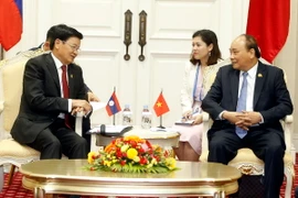 Thủ tướng Chính phủ Nguyễn Xuân Phúc gặp song phương với Thủ tướng Lào Thongloun Sisoulit. (Ảnh: Thống Nhất/TTXVN)
