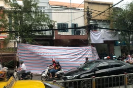 Hiện trường vụ nổ xảy ra ở trụ sở Công an Phường 12. (Nguồn: TTXVN phát)