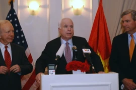 Ảnh tư liệu: Thượng nghị sỹ John McCain trong cuộc họp báo tại Hà Nội nhân chuyến thăm Việt Nam ngày 19/1/2012. (Nguồn: AFP/TTXVN)
