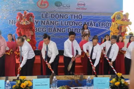 Nguyên Chủ tịch nước Trương Tấn Sang; Phó Thủ tướng thường trực Trương Hòa Bình cùng lãnh đạo tỉnh Long An động thổ dự án nhà máy điện Mặt Trời. (Ảnh: Thanh Bình/TTXVN)