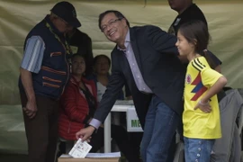 Ứng viên tranh cử Tổng thống Colombia Gustavo Petro bỏ phiếu tại điểm bầu cử ở Bogota ngày 27/5. (Nguồn: AFP/ TTXVN)