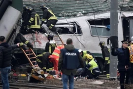 Lực lượng cứu hộ tìm kiếm nạn nhân tại hiện trường vụ tai nạn. (Nguồn: Reuters/TTXVN)