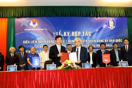 Chủ tịch Liên đoàn Bóng đá Việt Nam Lê Hùng Dũng và Chủ tịch Liên đoàn Bóng đá Hàn Quốc Mong Gyu Chung ký kết hợp tác giữa Liên đoàn Bóng đá Việt Nam và Liên đoàn Bóng đá Hàn Quốc. (Nguồn: vff.org.vn)