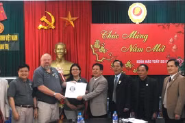 Tổ chức Cựu binh Mỹ tham chiến tại Việt Nam trao cho Hội Cựu chiến binh tỉnh Quảng Trị bộ hồ sơ hài cốt liệt sỹ bộ đội Việt Nam hy sinh vào năm 197. (Ảnh: Trịnh Bang Nhiệm/TTXVN)