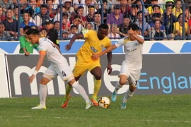 Một pha tranh chấp bóng giữa cầu thủ hai đội. (Ảnh: Trịnh Duy Hưng/TTXVN)