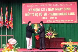 Trao Cúp kỷ lục Việt Nam công nhận Làng tiến sỹ Mộ Trạch là làng có số lượng tiến sỹ Nho học nhiều nhất cả nước từ thế kỷ XIV đến thế kỷ XVIII. (Ảnh: Mạnh Tú/TTXVN)