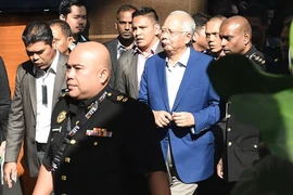 Cựu Thủ tướng Malaysia Najib Razak (giữa) tới trình diện Ủy ban chống tham nhũng (MACC) ở Putrajaya. (Nguồn: AFP/TTXVN)