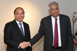 Thủ tướng Nguyễn Xuân Phúc gặp Thủ tướng Sri Lanka Ranil Wickremesinghe bên lề Hội nghị thường niên lần thứ 47 Diễn đàn Kinh tế Thế giới tại Davos tháng 1/2017. (Ảnh: Thống Nhất/TTXVN)
