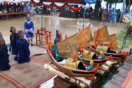 Thực hiện nghi lễ tế cổ truyền. (Ảnh: Sỹ Thắng/TTXVN)