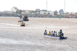 Các phương tiện tham gia tìm kiếm nạn nhân mất tích. (Ảnh: Huỳnh Sử/TTXVN)