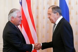 Ngoại trưởng Mỹ Rex Tillerson (trái) đã có cuộc hội đàm với người đồng cấp Nga Sergei Lavrov. (Nguồn: AFP/TTXVN)