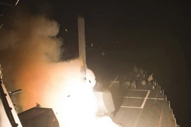 Tên lửa hành trình Tomahawk được phóng từ tàu USS Arleigh Burke (DDG 51) của Mỹ. (Nguồn: AFP/TTXVN)