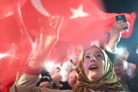 Những người ủng hộ đảng Công lý và Phát triển của Tổng thống Recep Tayyip Erdogan míttinh sau khi kết quả trưng cầu dân ý được công bố. (Nguồn: AFP/TTXVN)
