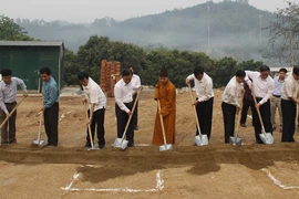 Lãnh đạo tỉnh Sơn La và các đại biểu động thổ xây dựng Nhà tưởng niệm các liệt sỹ Nhà tù Sơn La. (Ảnh: Nguyễn Hồng Cường/TTXVN)