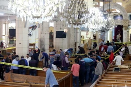 Nhân viên an ninh điều tra tại hiện trường vụ đánh bom tại nhà thờ ở Tanta. (Nguồn: EPA/TTXVN)